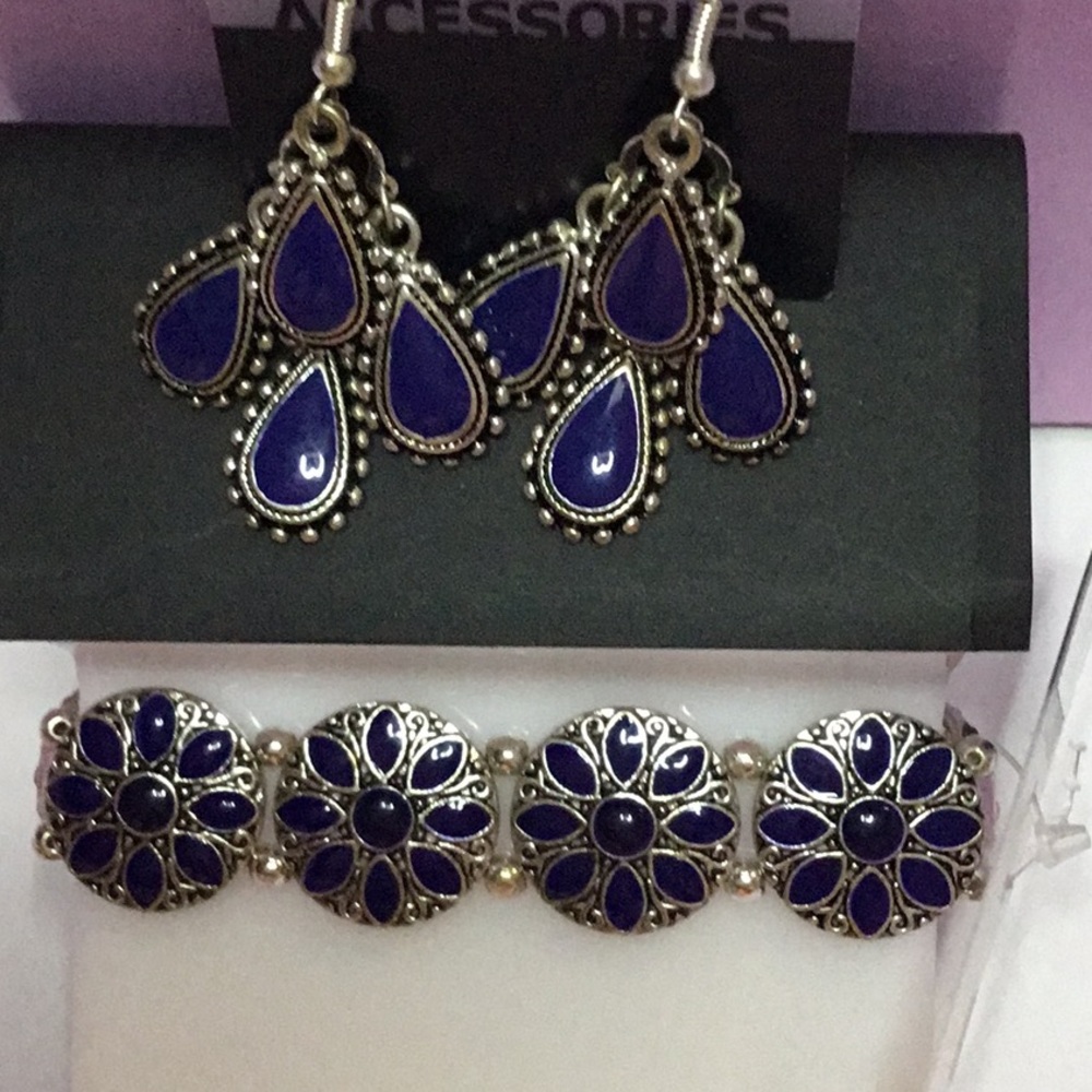 Earrings and elastic bracelets set
